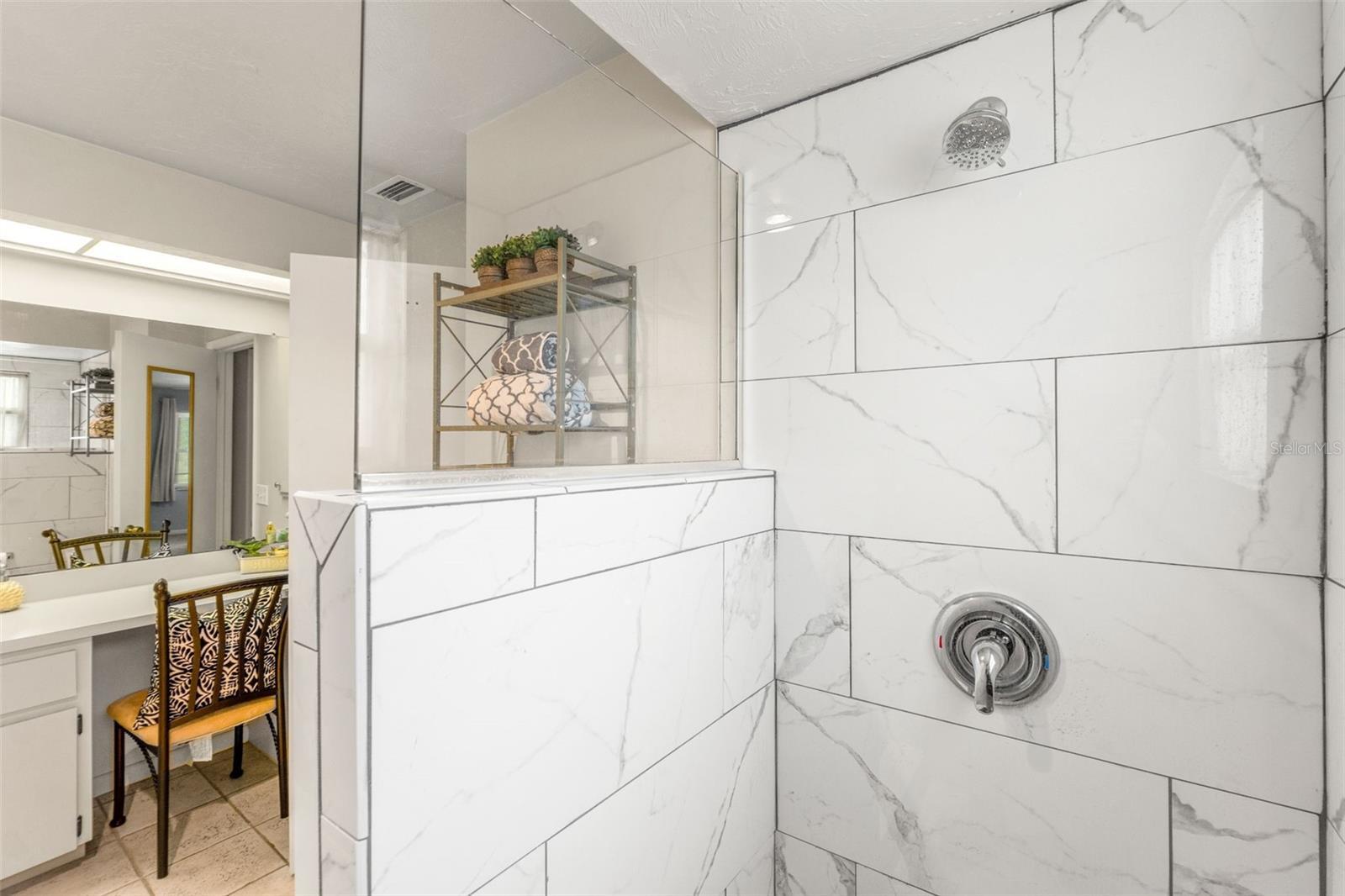 Listing photo id 15 for 3956 Tamarisk Point