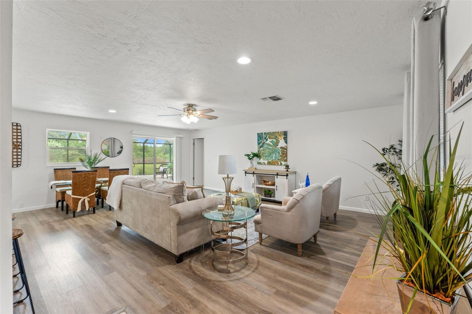 Listing photo id 1 for 3956 Tamarisk Point