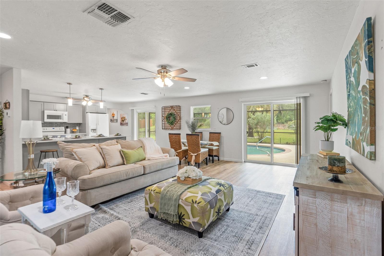 Listing photo id 2 for 3956 Tamarisk Point