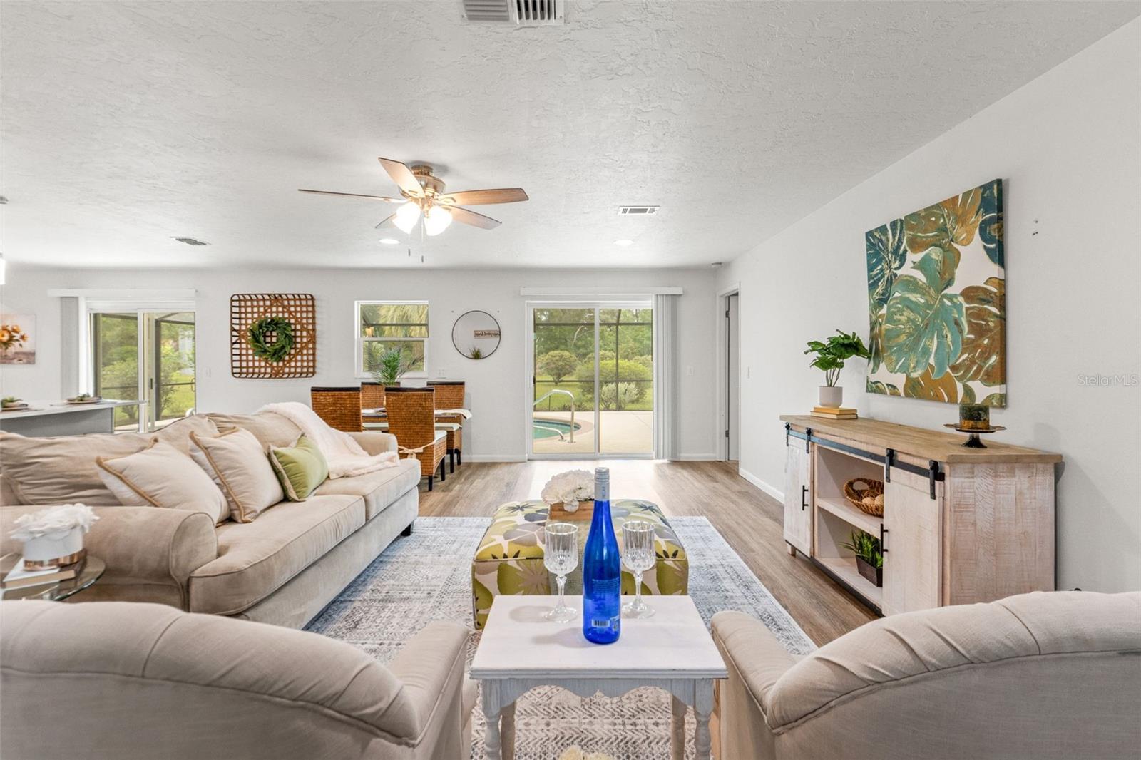 Listing photo id 3 for 3956 Tamarisk Point