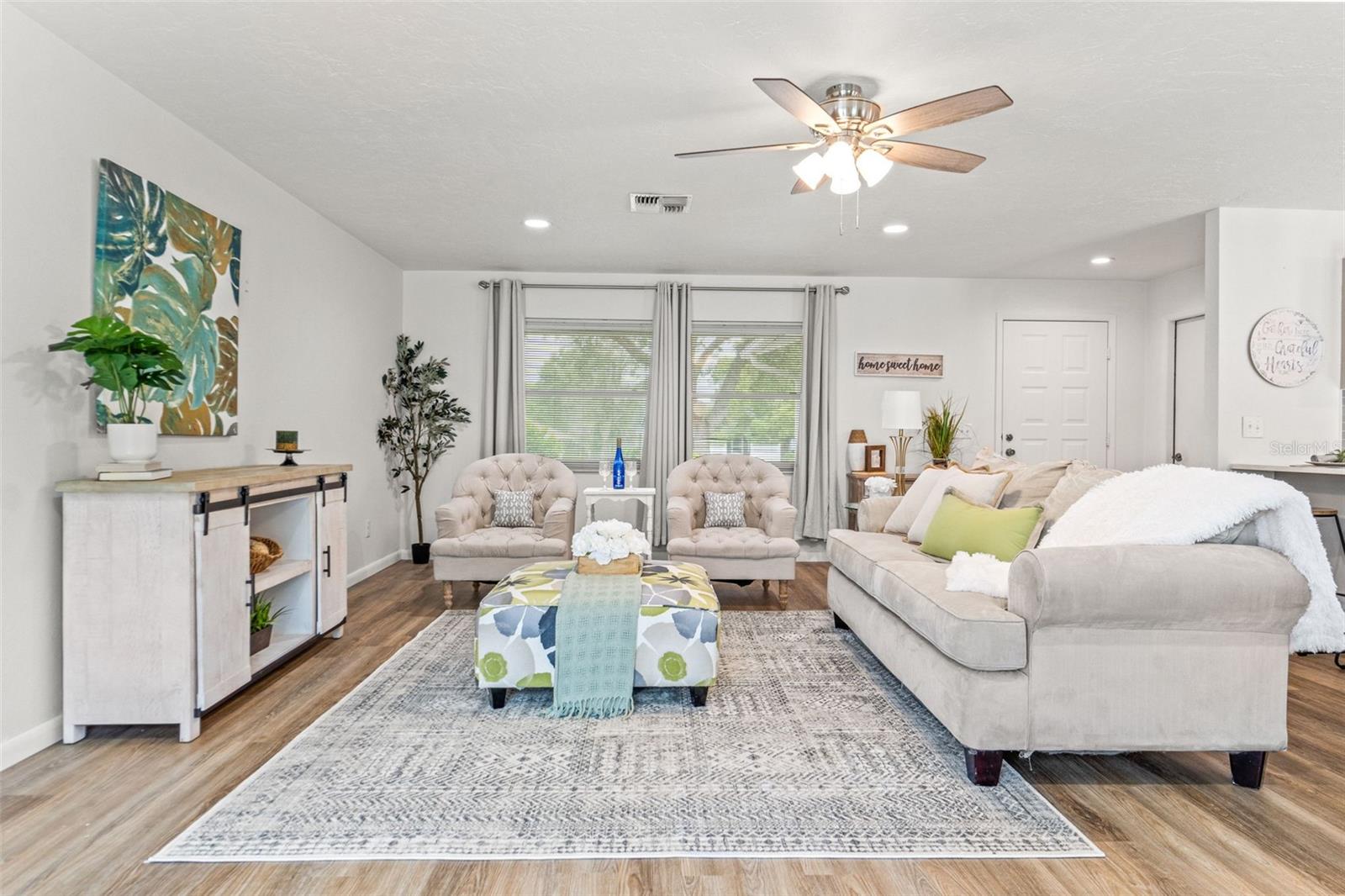 Listing photo id 4 for 3956 Tamarisk Point