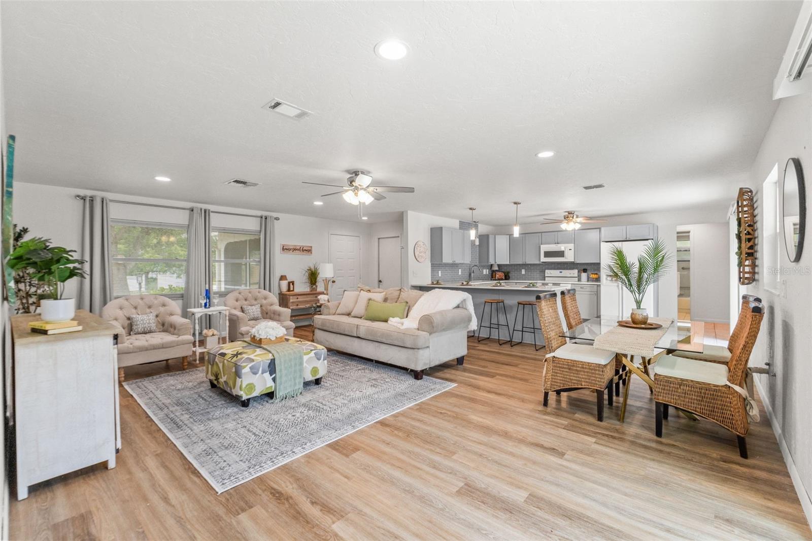 Listing photo id 5 for 3956 Tamarisk Point
