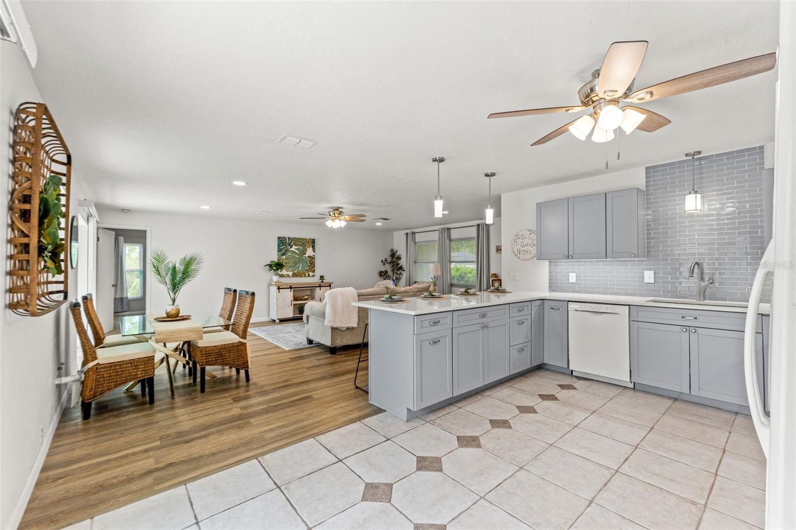 Listing photo id 6 for 3956 Tamarisk Point