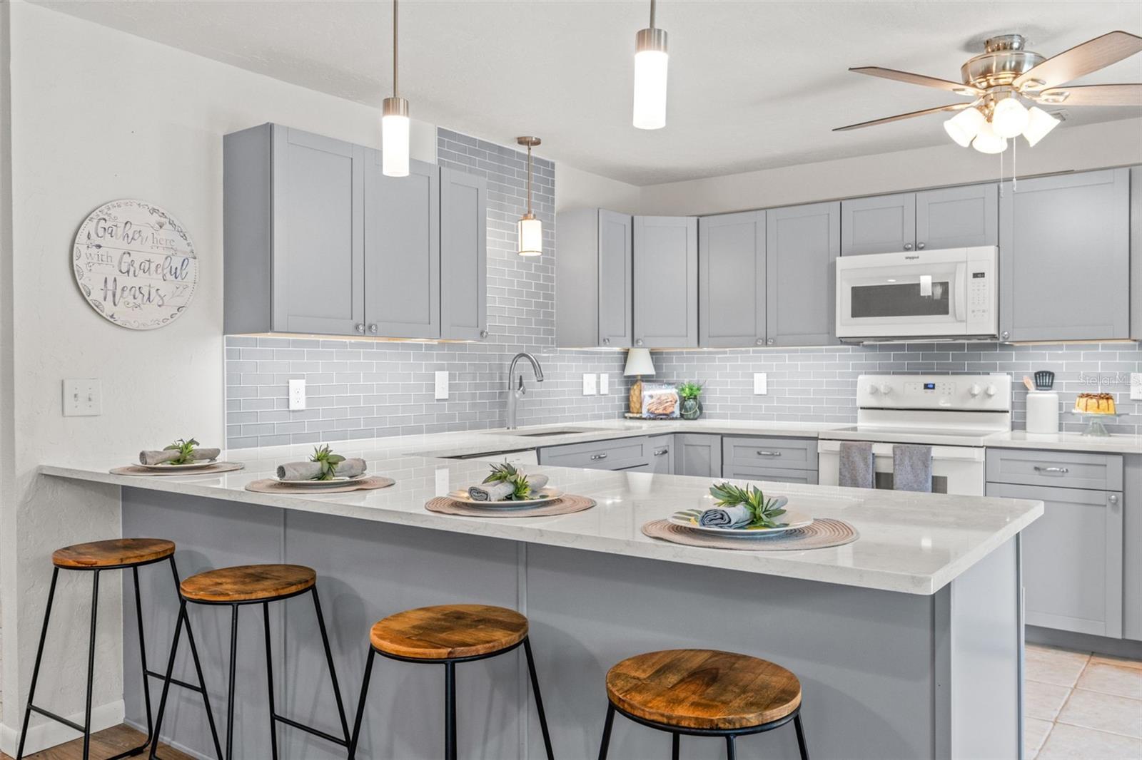Listing photo id 7 for 3956 Tamarisk Point
