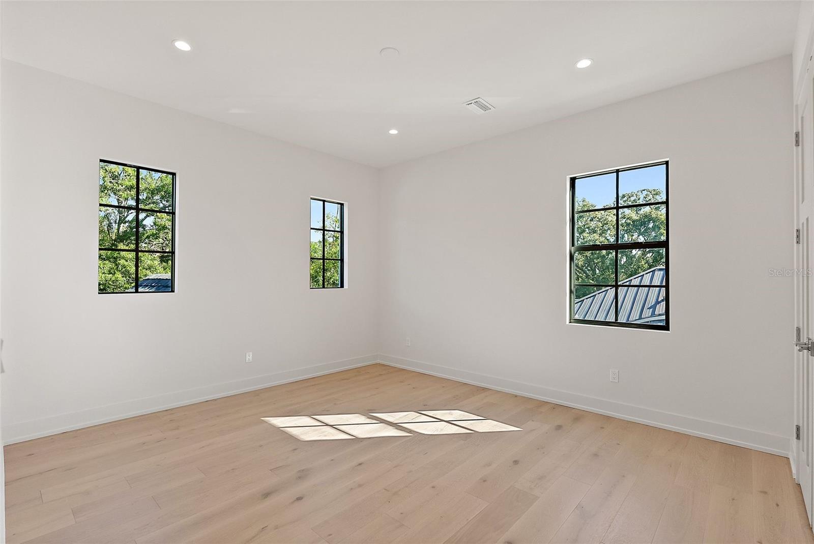 Image 39 of 70 For 924 42nd Avenue N