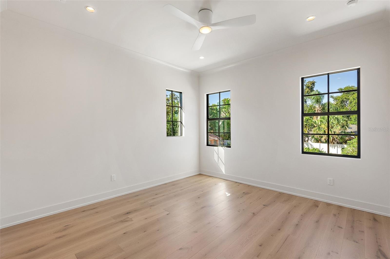 Image 50 of 70 For 924 42nd Avenue N