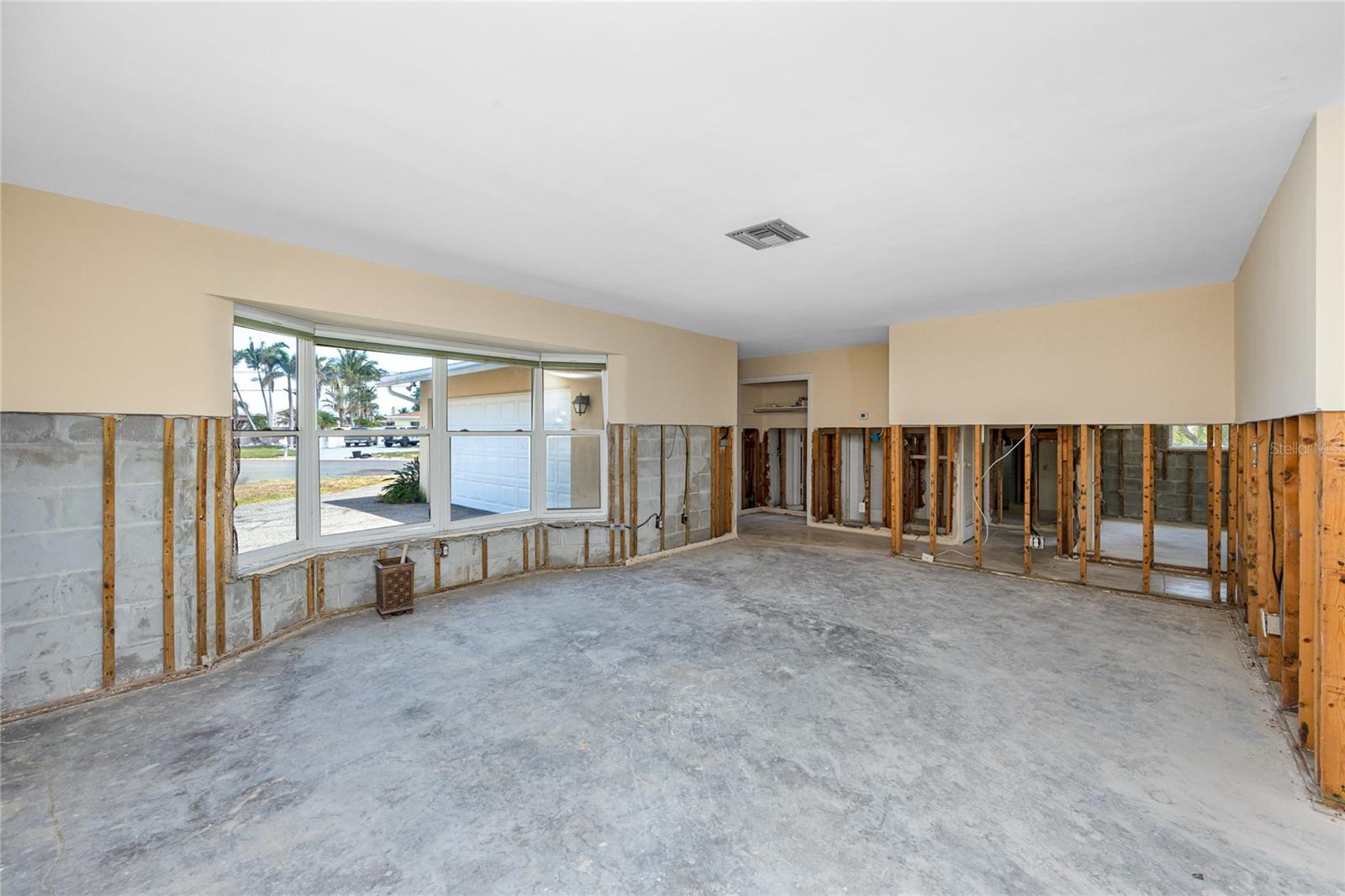 Listing photo id 10 for 11465 7th Street E