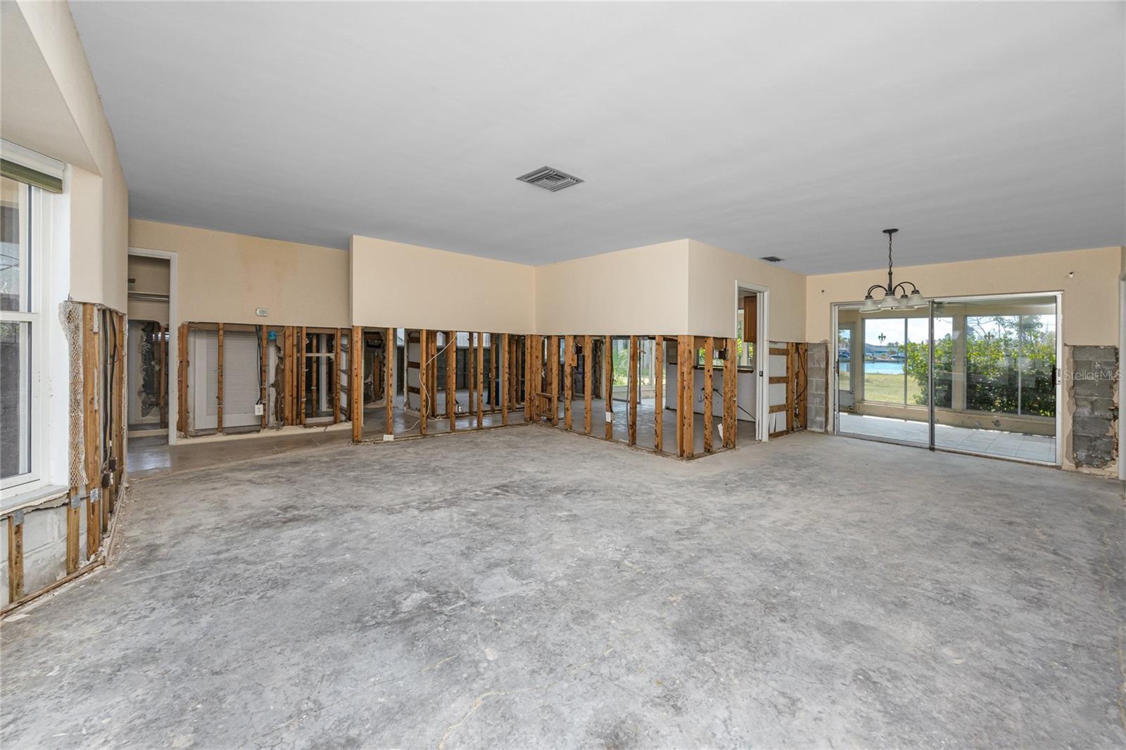Listing photo id 11 for 11465 7th Street E