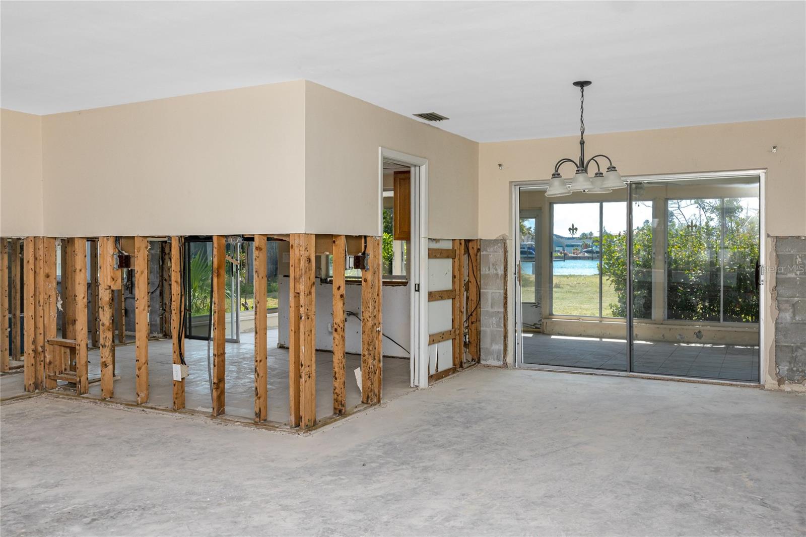 Listing photo id 14 for 11465 7th Street E