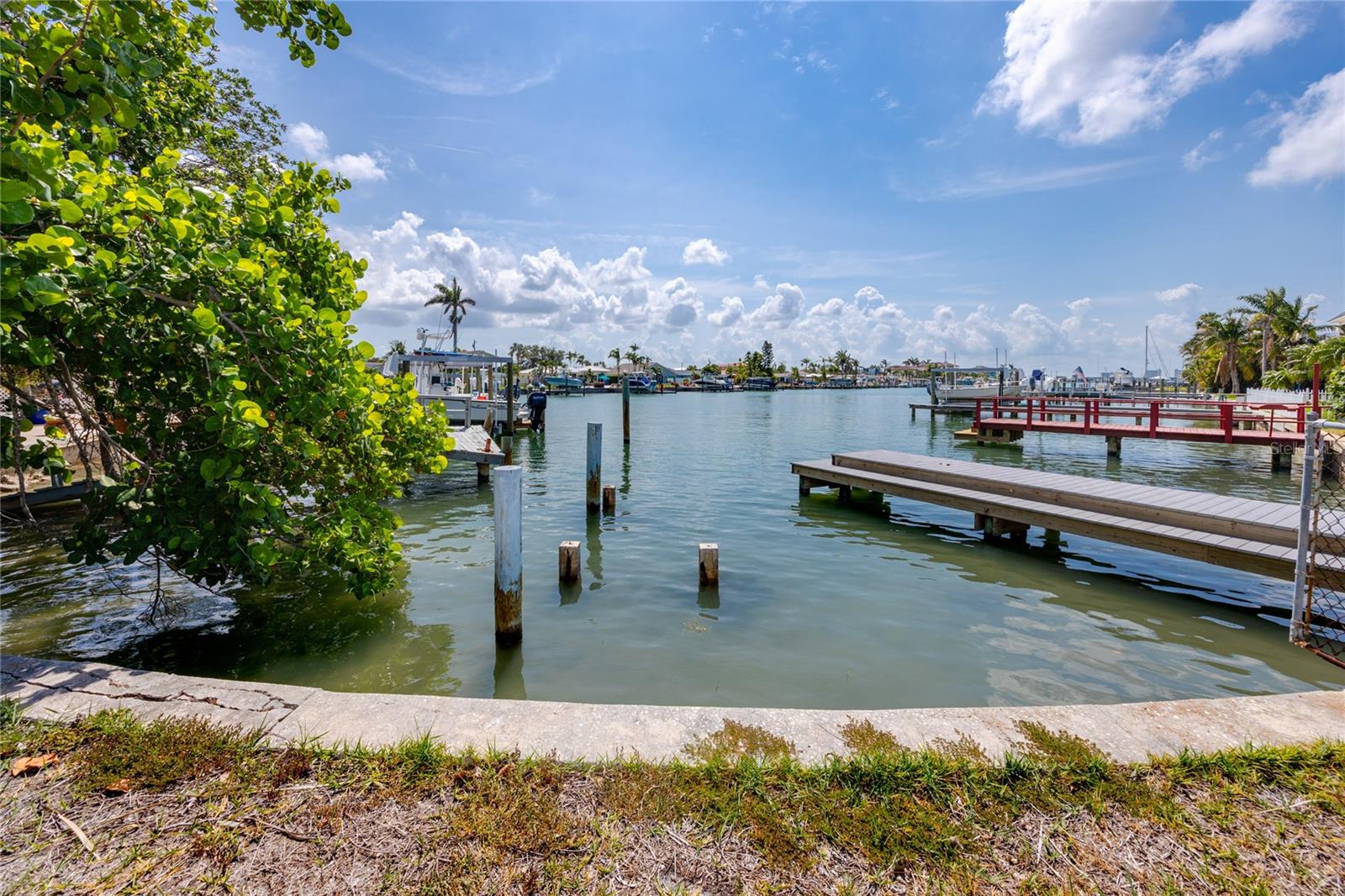 Listing photo id 3 for 11465 7th Street E