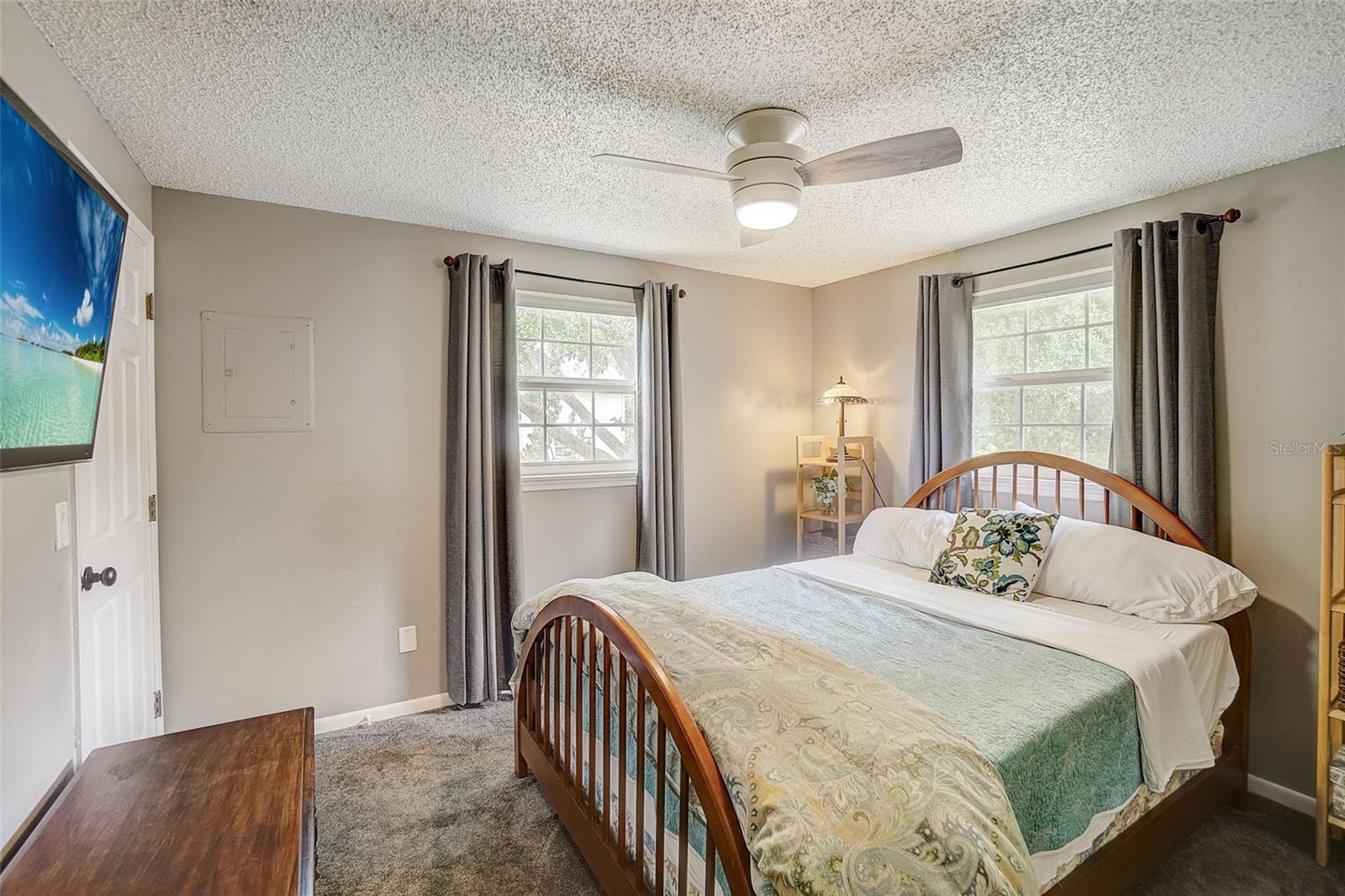 Image 17 of 42 For 611 Shore Drive E