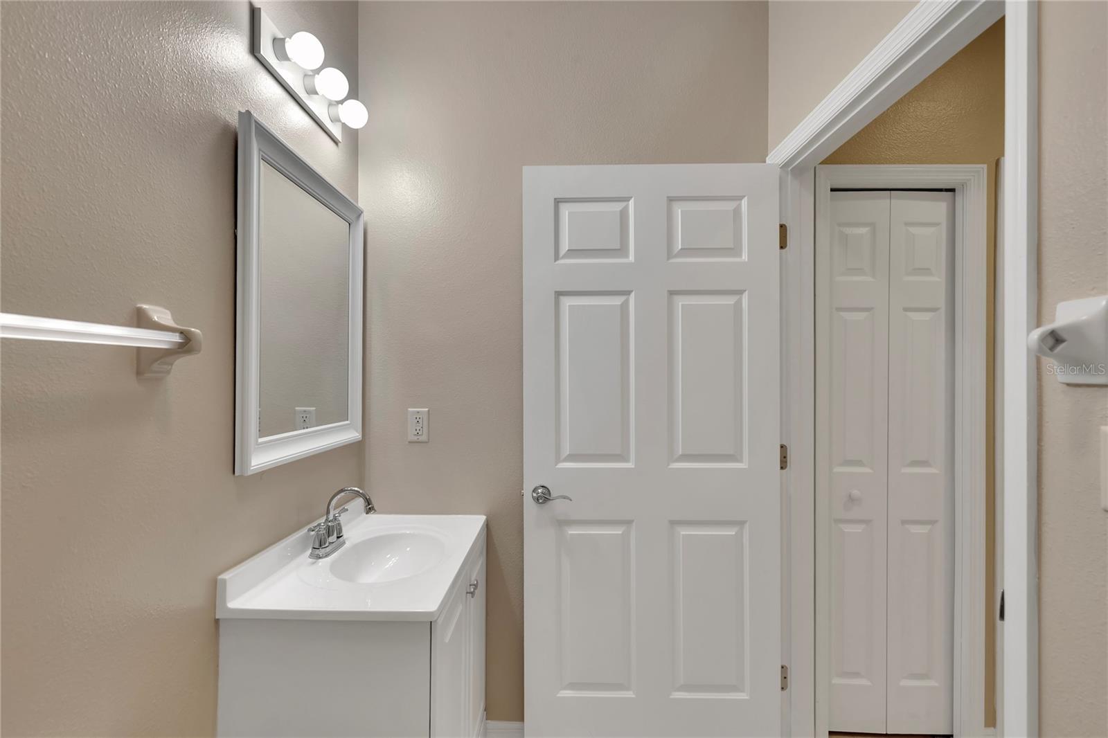 Listing photo id 13 for 530 Gulfview Boulevard 203