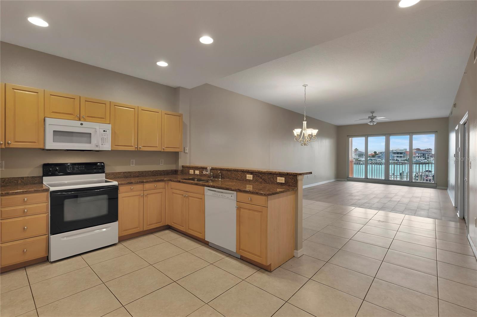 Listing photo id 17 for 530 Gulfview Boulevard 203