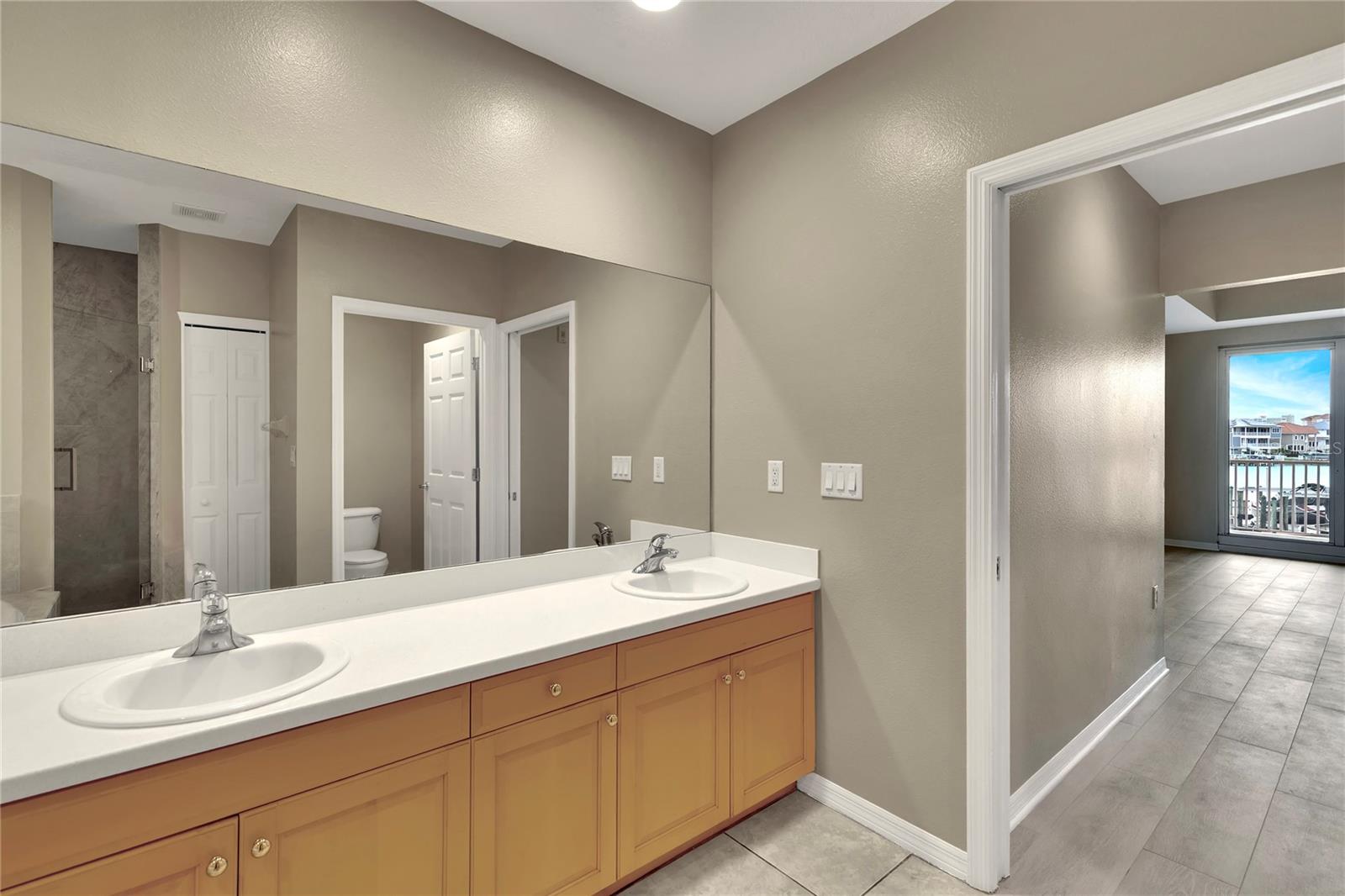 Listing photo id 26 for 530 Gulfview Boulevard 203