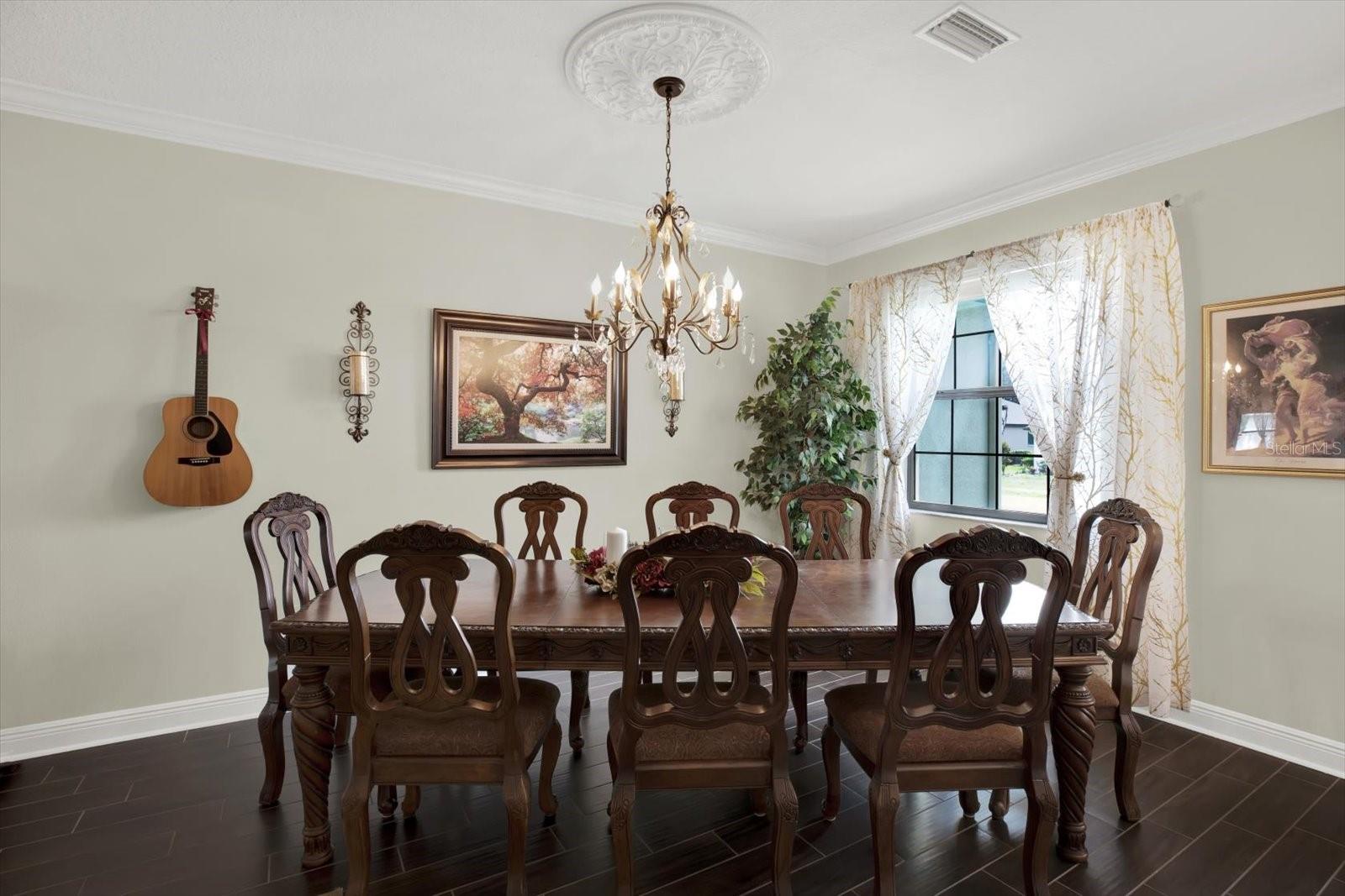 Listing photo id 12 for 679 Challice Drive