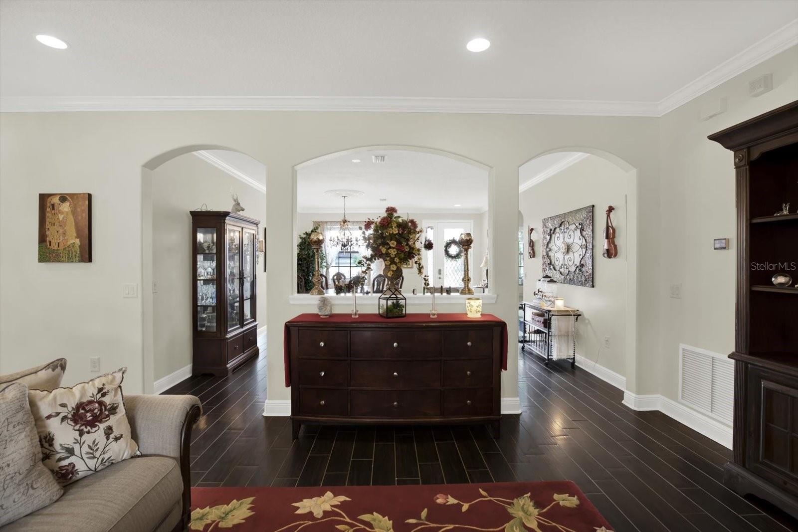 Listing photo id 13 for 679 Challice Drive
