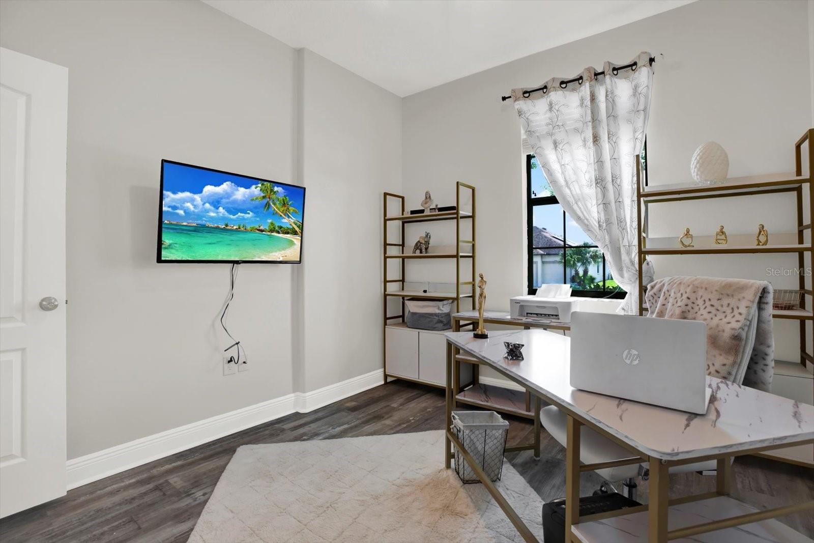 Listing photo id 23 for 679 Challice Drive