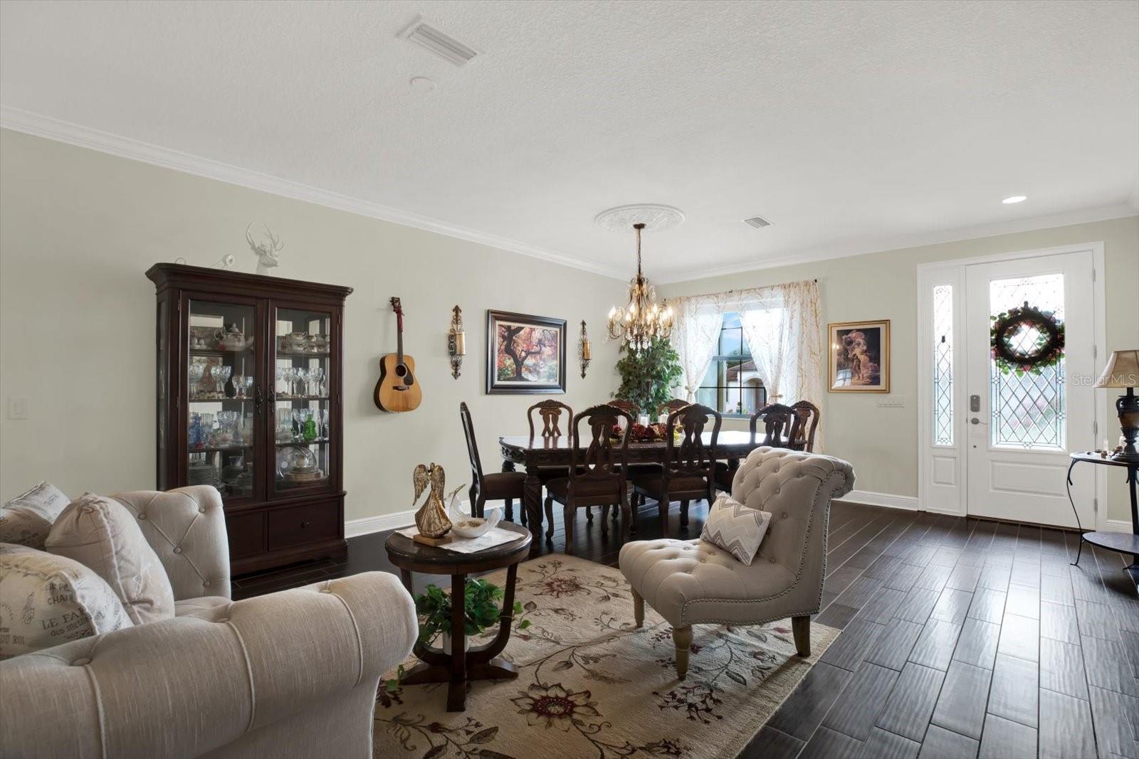Listing photo id 4 for 679 Challice Drive