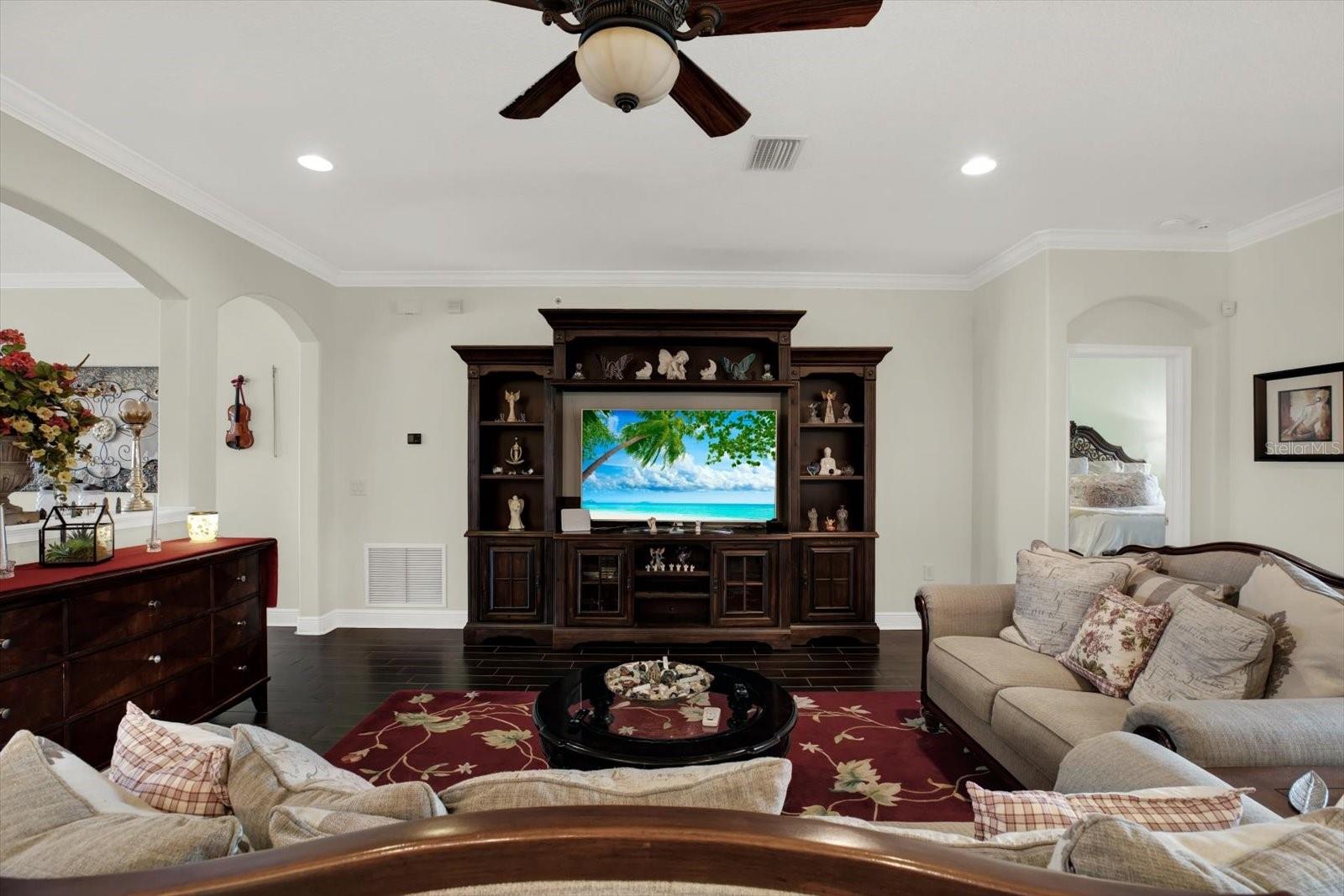 Listing photo id 5 for 679 Challice Drive