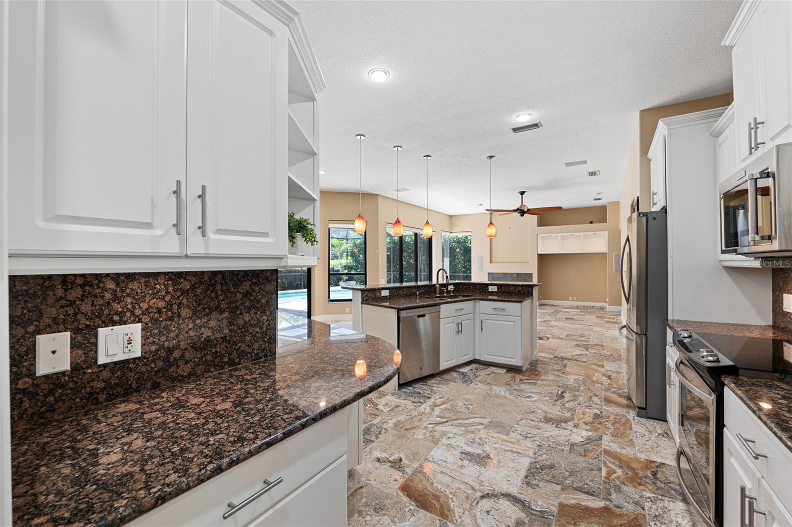 Listing photo id 8 for 5904 Pelican Bay Plaza S