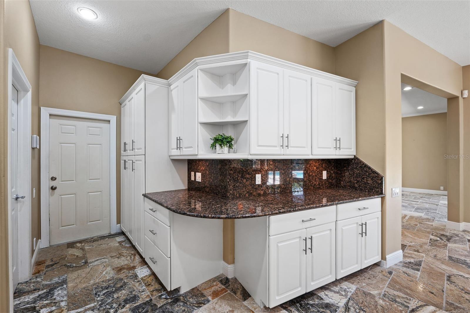 Listing photo id 9 for 5904 Pelican Bay Plaza S