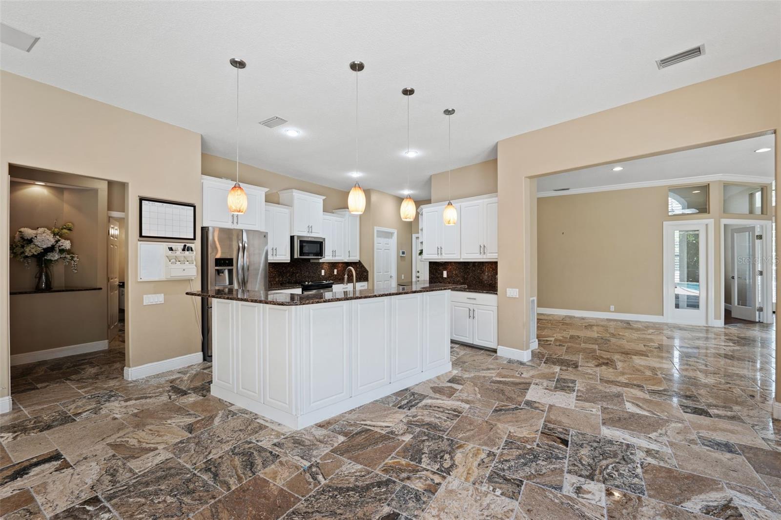 Listing photo id 10 for 5904 Pelican Bay Plaza S