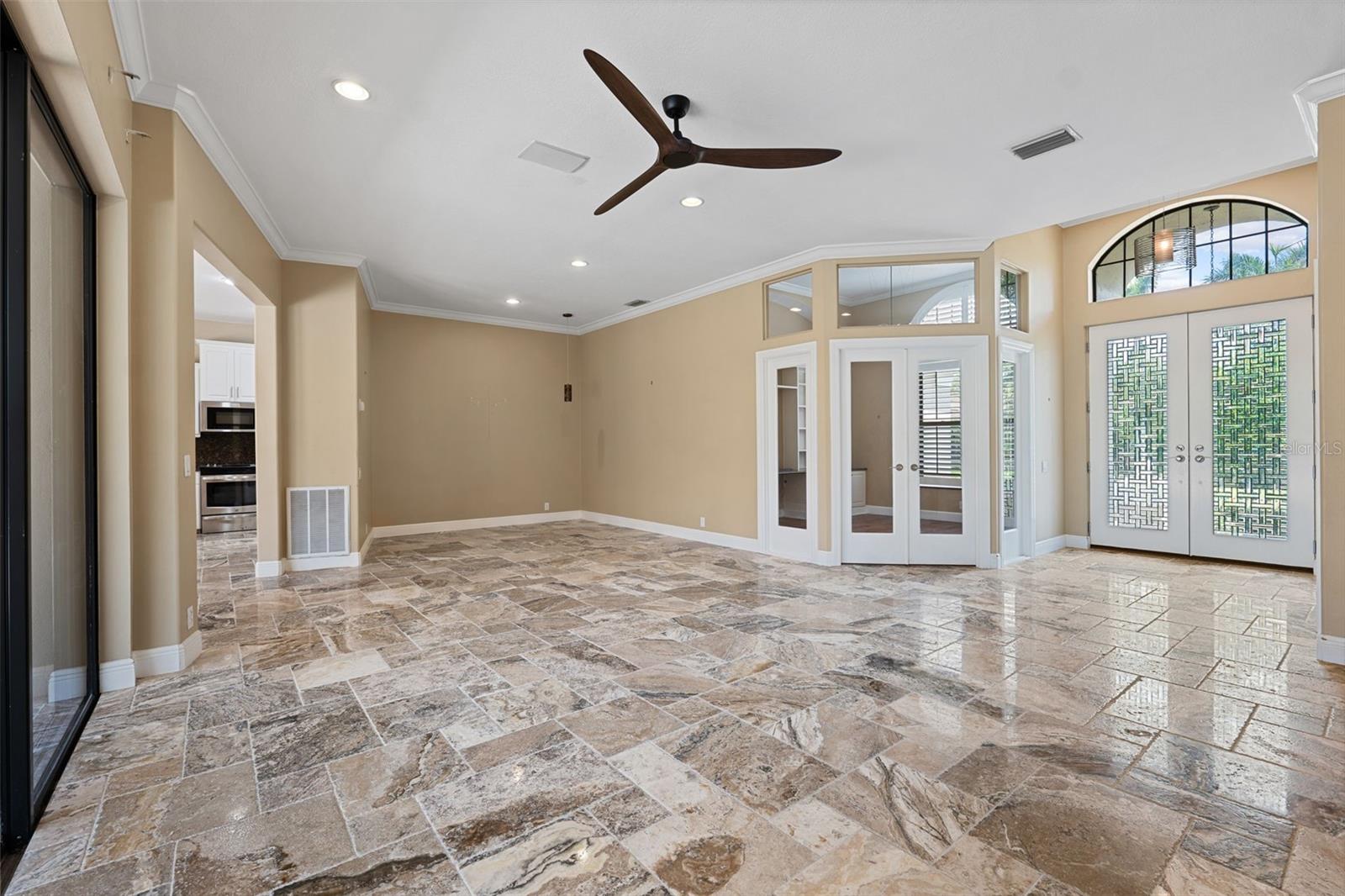 Listing photo id 11 for 5904 Pelican Bay Plaza S