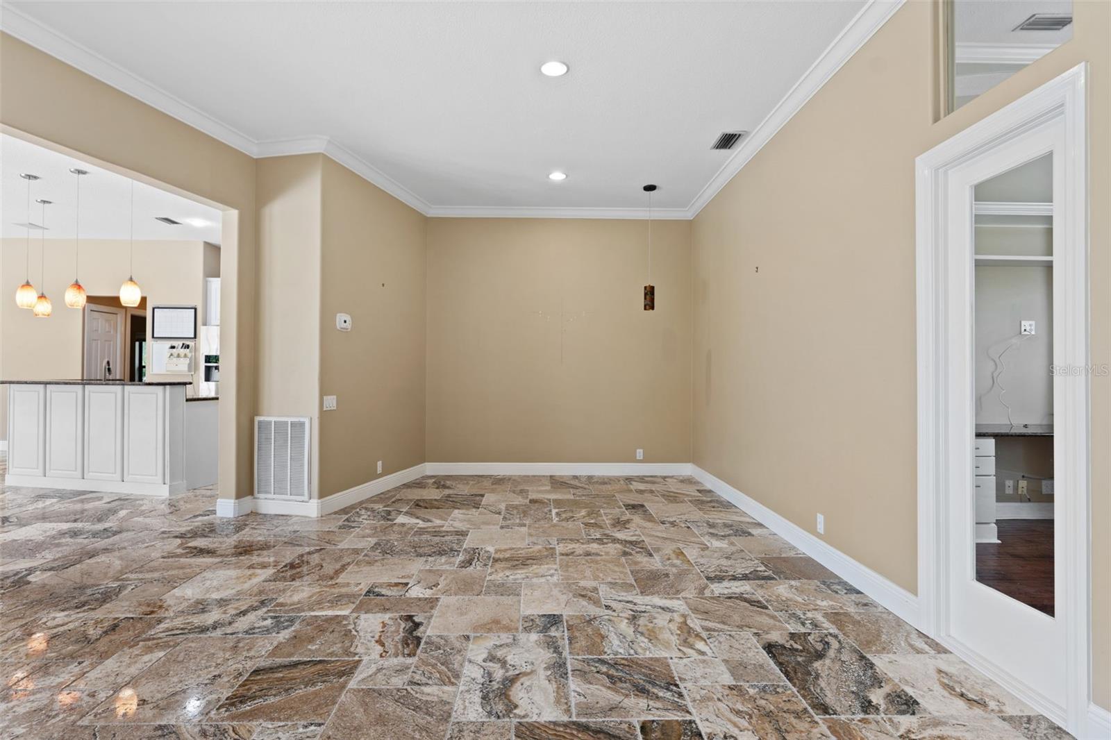 Listing photo id 12 for 5904 Pelican Bay Plaza S
