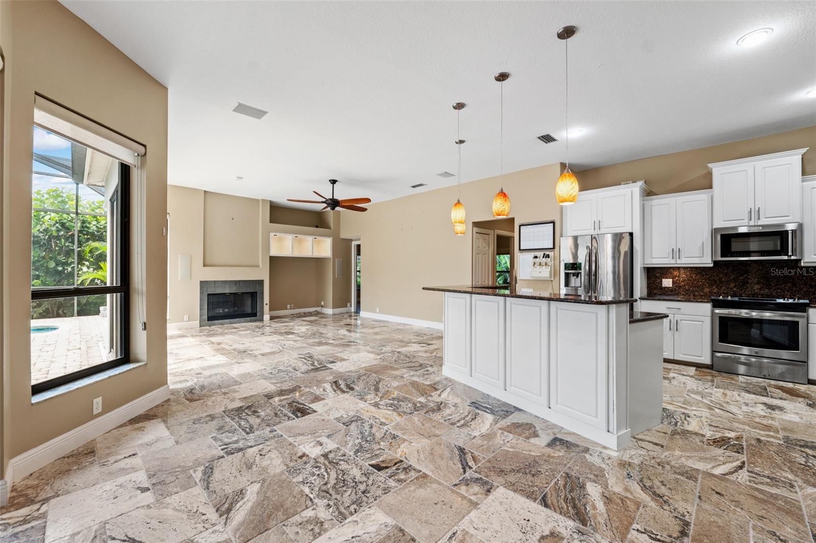 Listing photo id 13 for 5904 Pelican Bay Plaza S