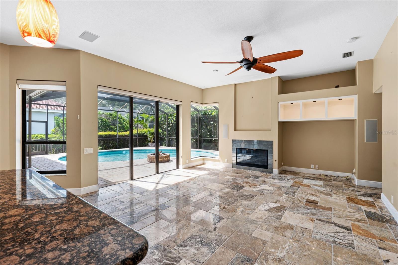 Listing photo id 14 for 5904 Pelican Bay Plaza S