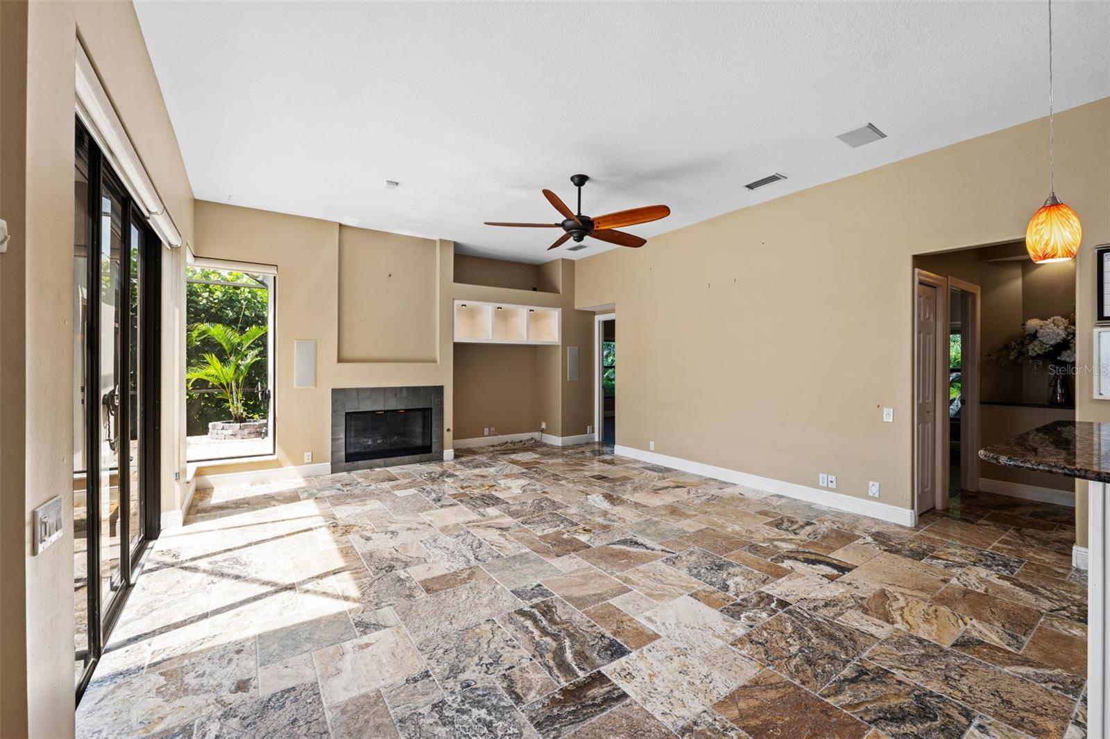 Listing photo id 15 for 5904 Pelican Bay Plaza S