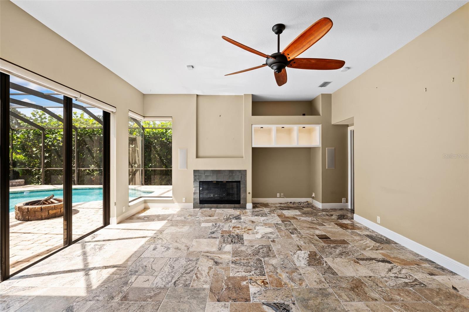 Listing photo id 16 for 5904 Pelican Bay Plaza S