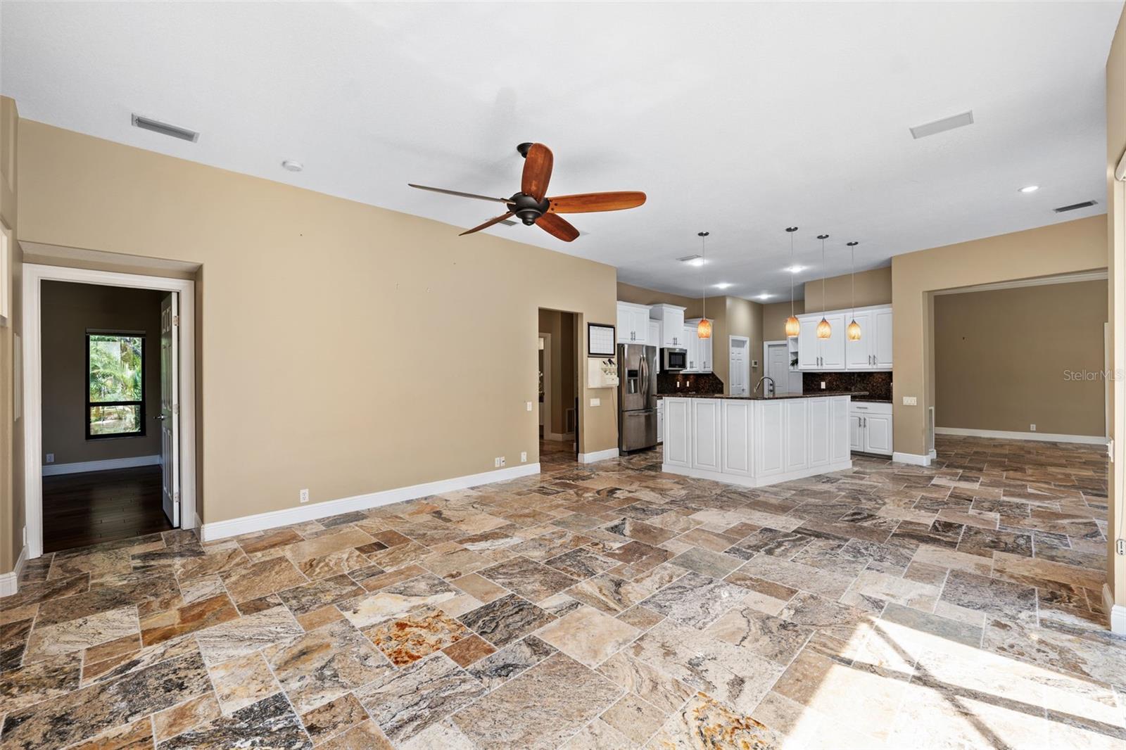 Listing photo id 17 for 5904 Pelican Bay Plaza S