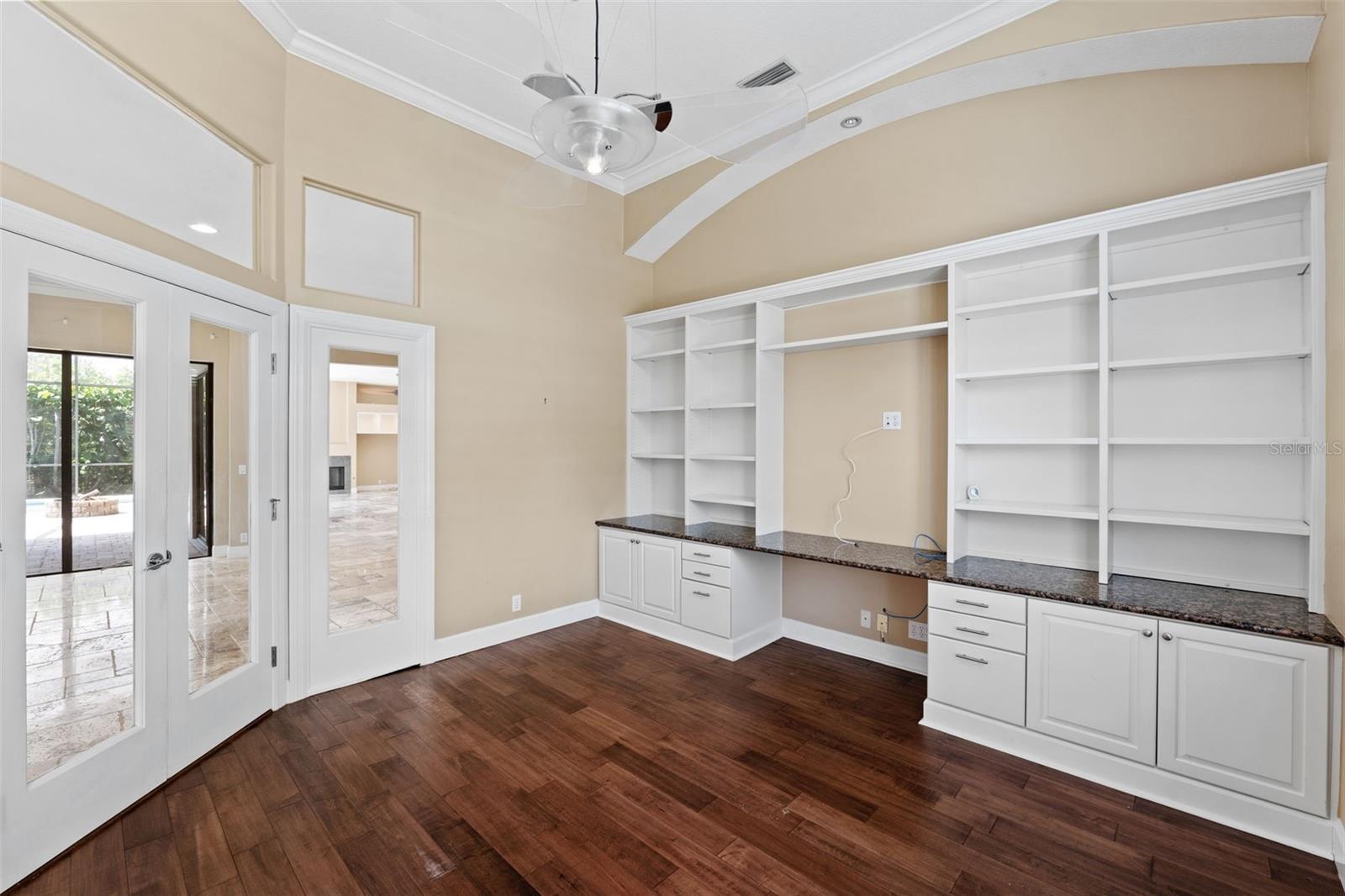 Listing photo id 35 for 5904 Pelican Bay Plaza S