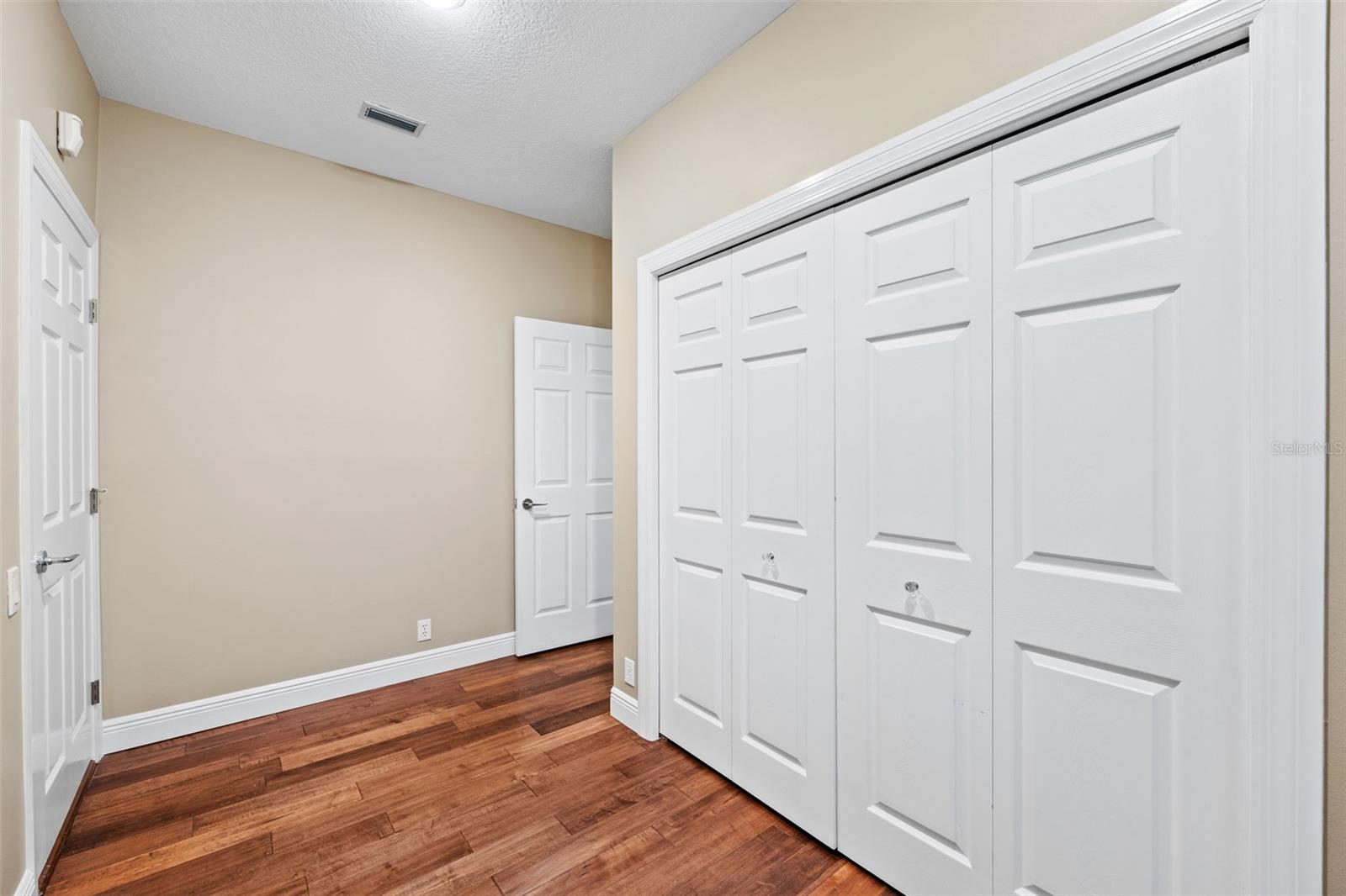 Listing photo id 37 for 5904 Pelican Bay Plaza S
