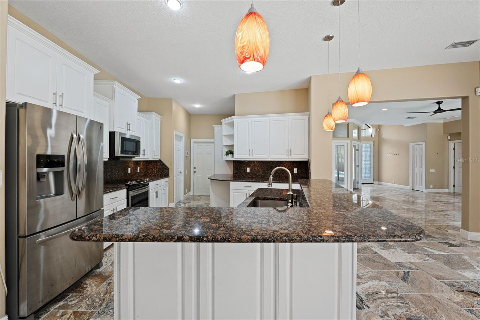 Listing photo id 5 for 5904 Pelican Bay Plaza S
