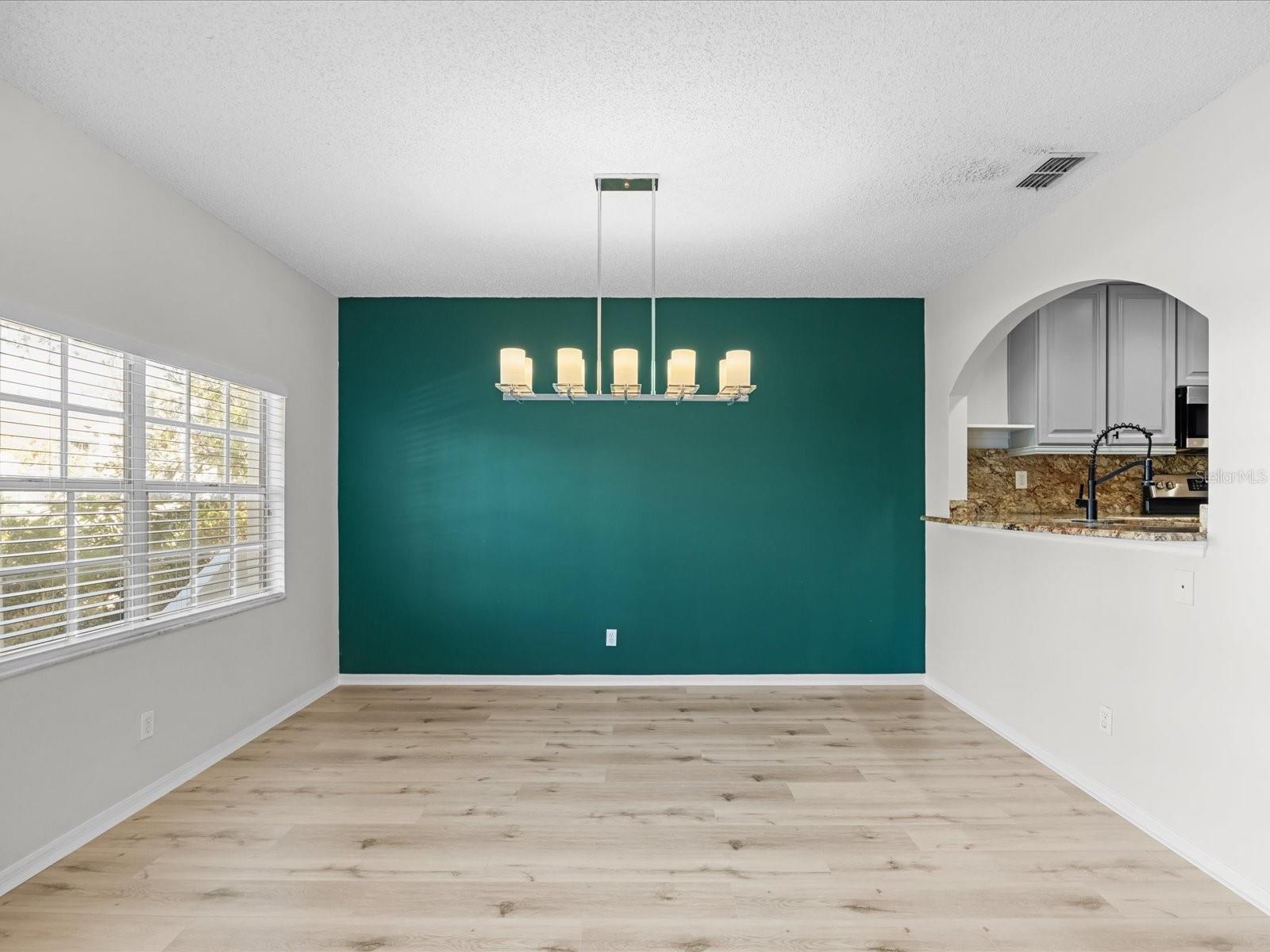 Image 14 of 45 For 5222 Russell Street 25