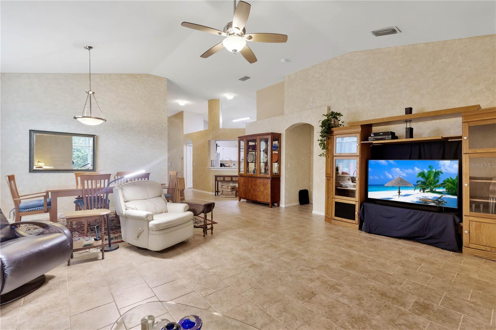 Listing photo id 8 for 25101 Hyde Park Boulevard