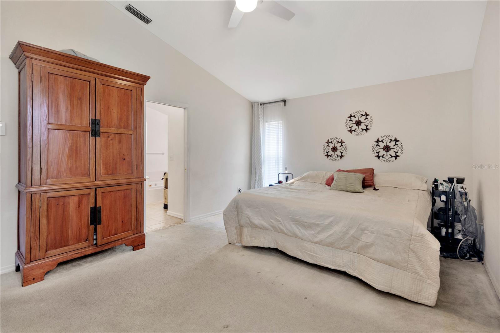 Listing photo id 9 for 25101 Hyde Park Boulevard
