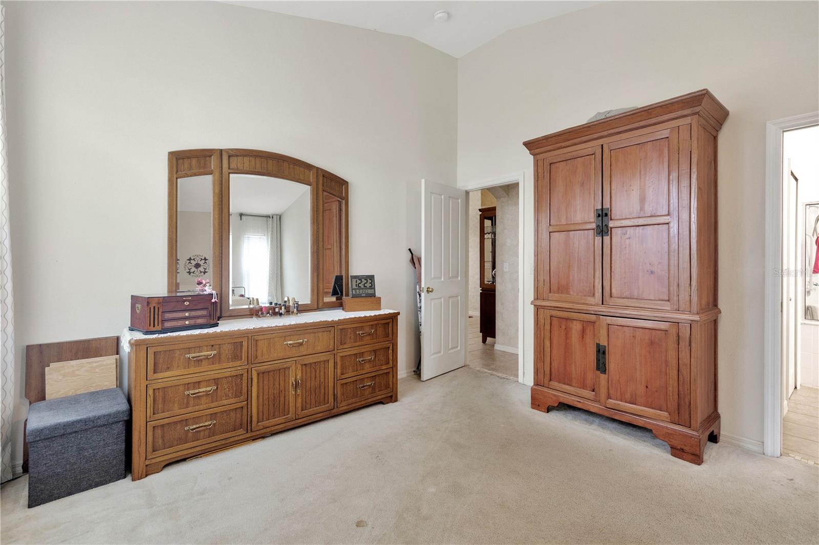 Listing photo id 10 for 25101 Hyde Park Boulevard