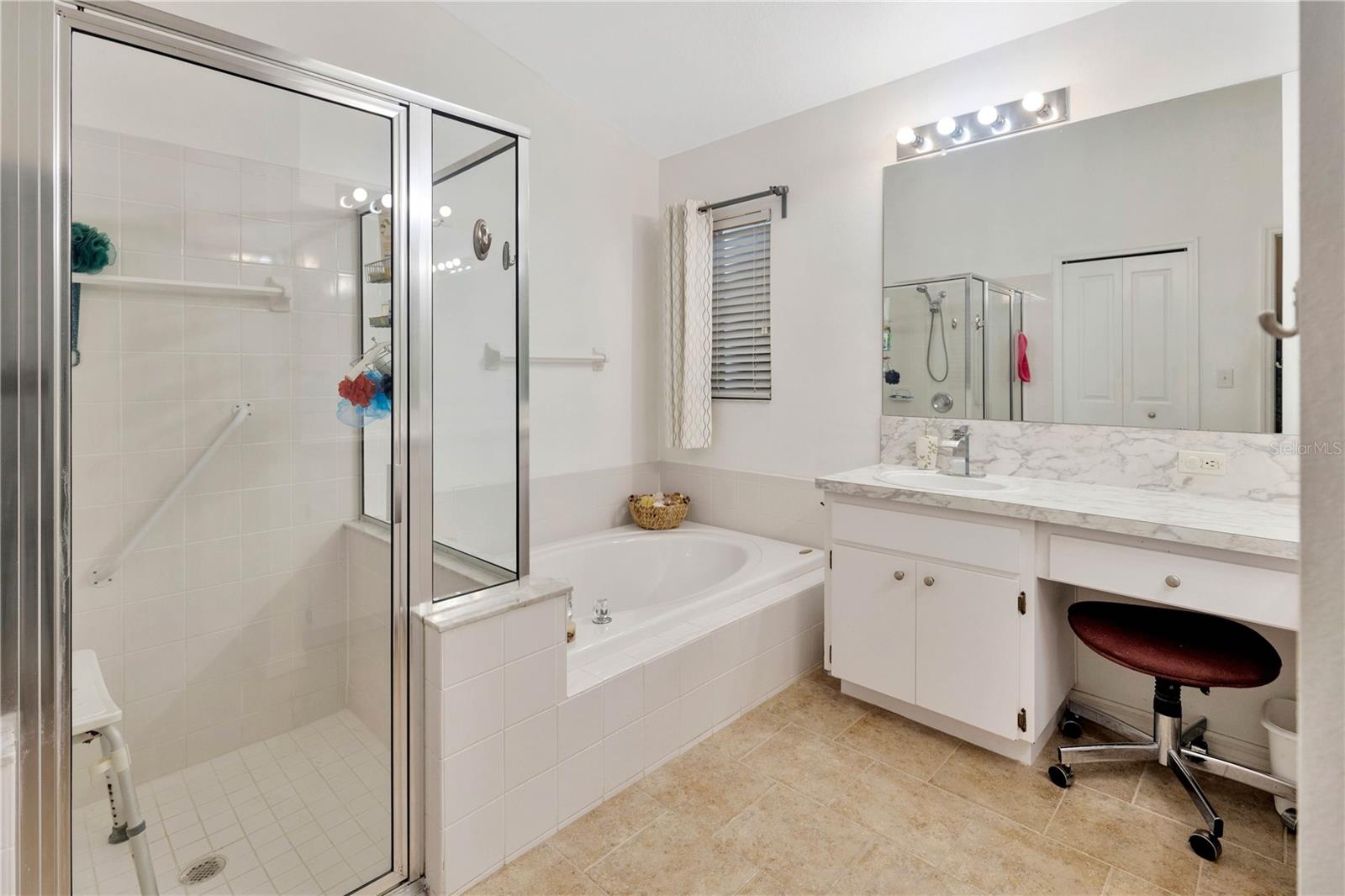 Listing photo id 11 for 25101 Hyde Park Boulevard