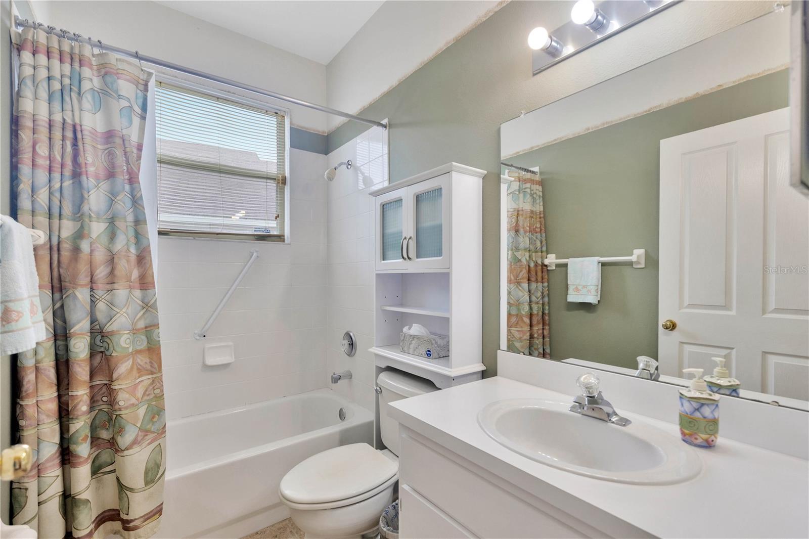 Listing photo id 13 for 25101 Hyde Park Boulevard