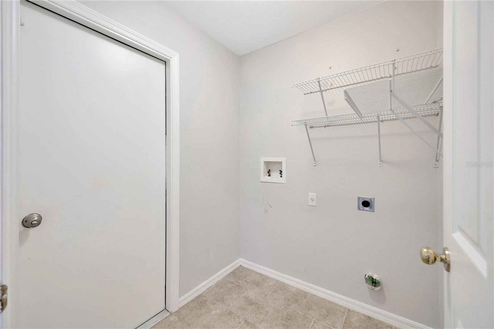 Listing photo id 22 for 25101 Hyde Park Boulevard