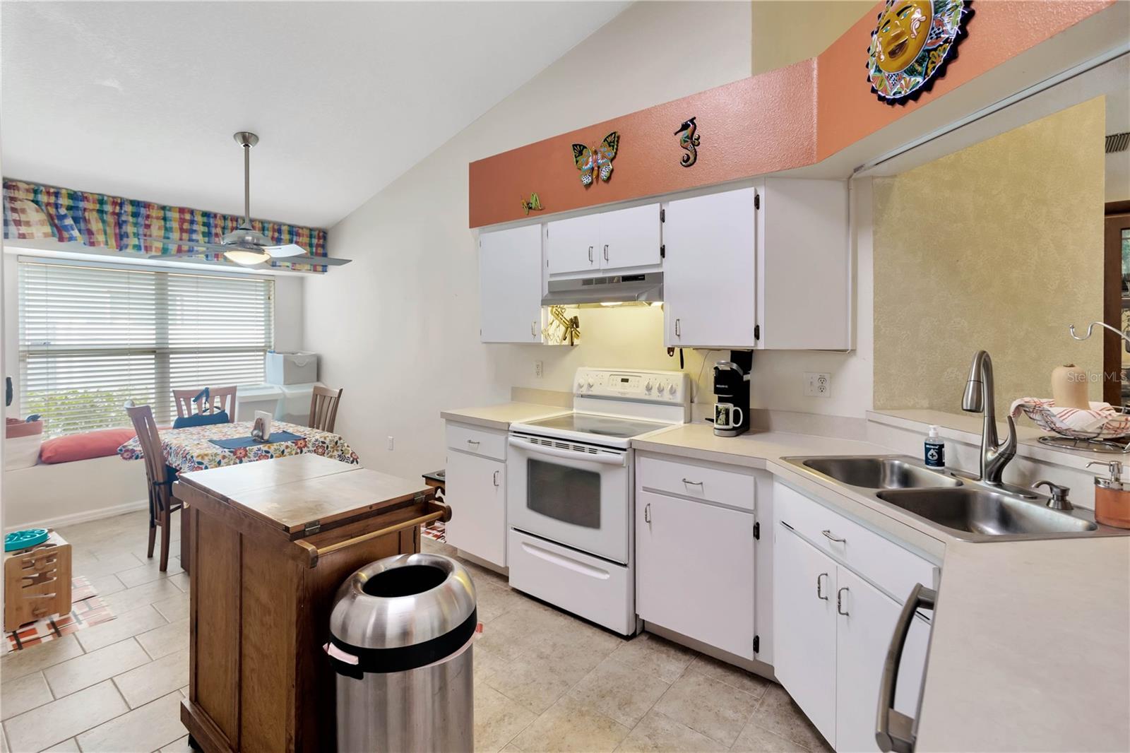 Listing photo id 2 for 25101 Hyde Park Boulevard
