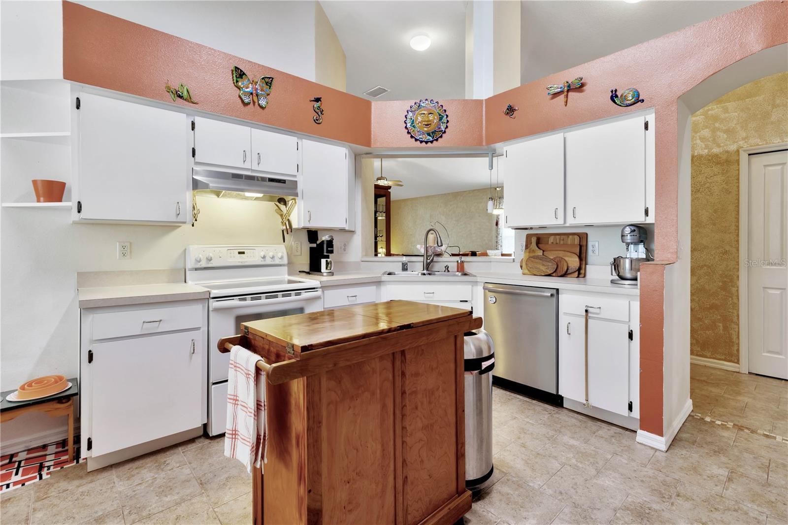 Listing photo id 3 for 25101 Hyde Park Boulevard