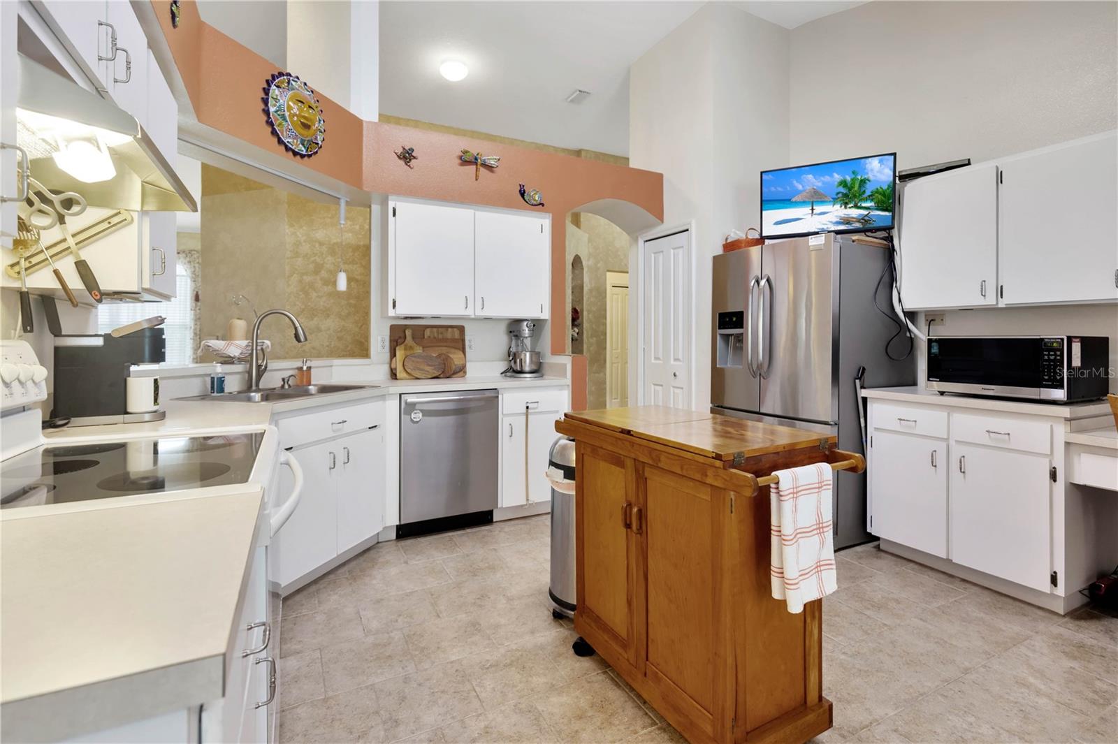 Listing photo id 4 for 25101 Hyde Park Boulevard