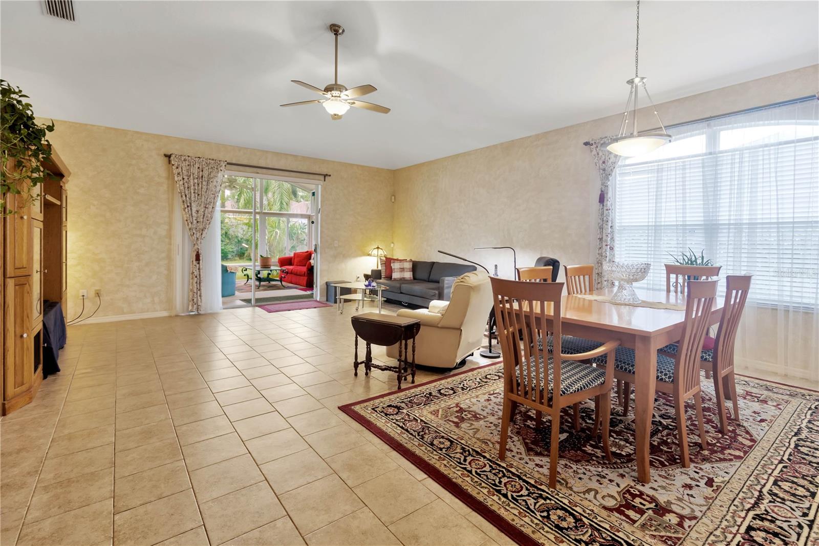 Listing photo id 6 for 25101 Hyde Park Boulevard
