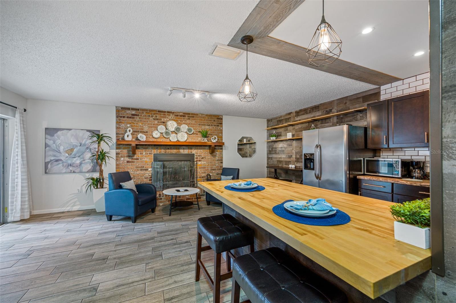 Listing photo id 8 for 2329 Carrie Court