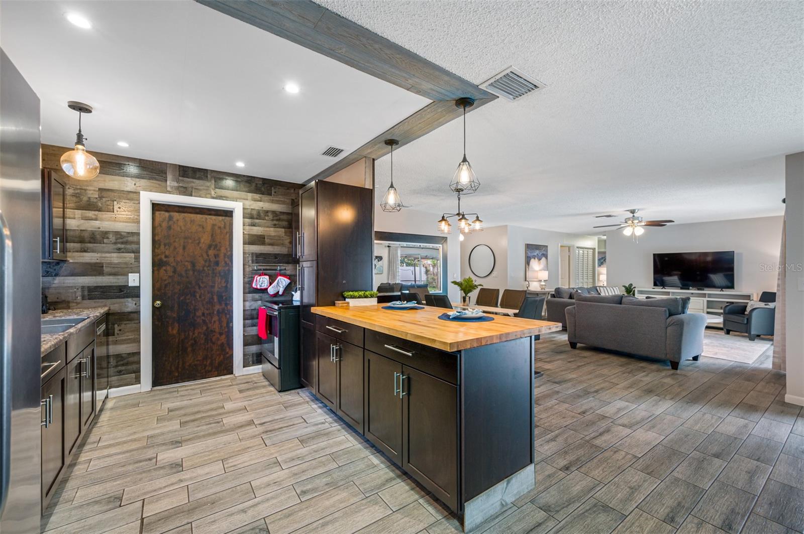 Listing photo id 9 for 2329 Carrie Court