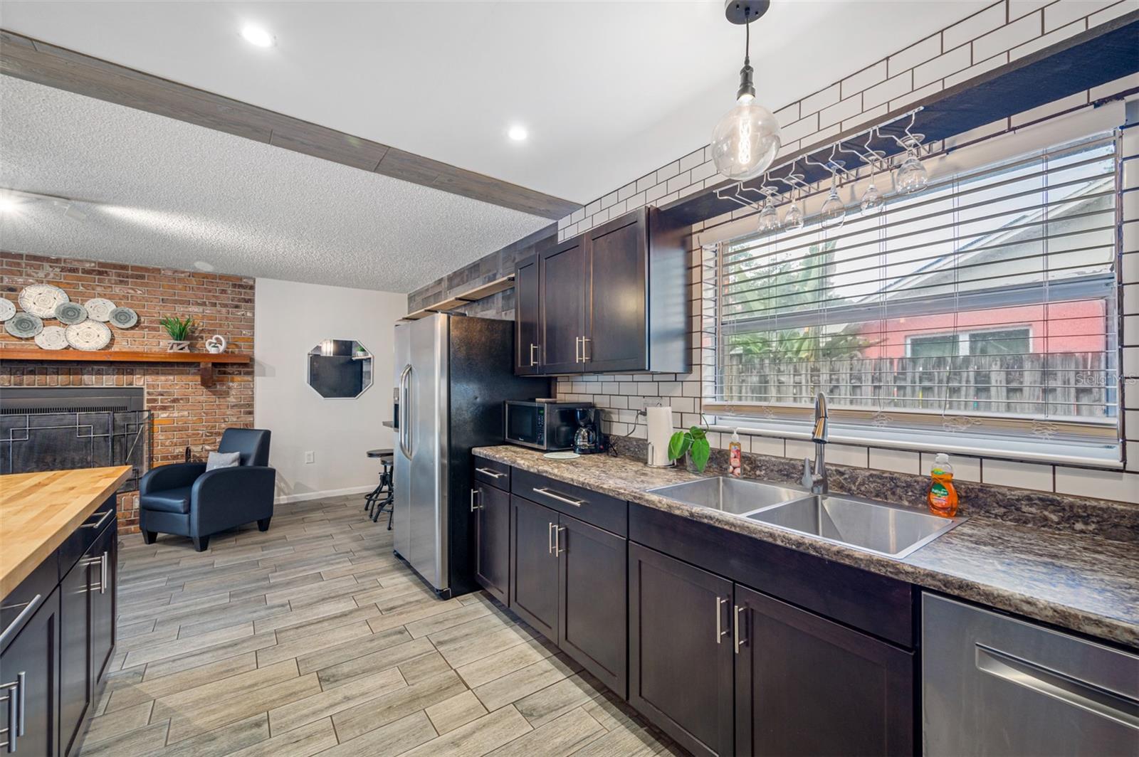 Listing photo id 10 for 2329 Carrie Court